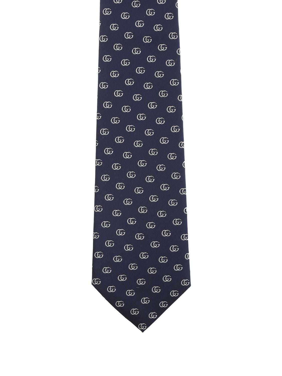 shop GUCCI  Cravatta: Gucci Cravatta in seta blu con motivo Doppia G avorio.
Dimensioni: Larghezza 7 cm lunghezza 146 cm.
Composizione: 100% seta.
Made in Italy.. 444421 4E002-4178BLU/BIANCO number 5378025